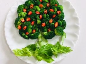 芹菜叶摆在最下面即可！也可以用黄瓜片来代替芹菜叶摆盘！