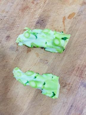 西兰花的梗三分之一处切开备用！