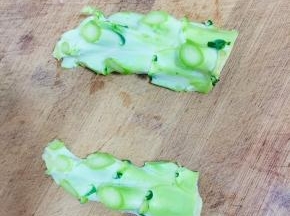 西兰花的梗三分之一处切开备用！