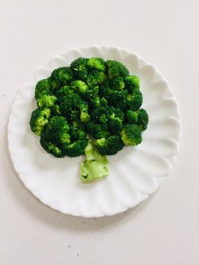 西兰花的梗摆在盘子正下方中间位置，西兰花围着梗，摆成树的形状！