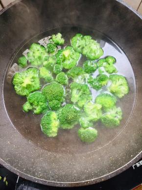 水烧开，加入一勺盐，适量的色拉油，放入西兰花焯烫2分钟！