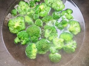 水烧开，加入一勺盐，适量的色拉油，放入西兰花焯烫2分钟！