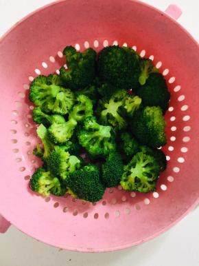 焯好水的西兰花捞出来迅速过凉水，捞出沥干水份备用！