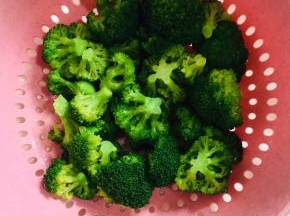 焯好水的西兰花捞出来迅速过凉水，捞出沥干水份备用！