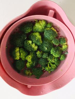 西兰花用剪刀剪成小朵，放在淡盐水中浸泡10分钟捞出备用！