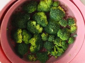 西兰花用剪刀剪成小朵，放在淡盐水中浸泡10分钟捞出备用！