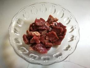 牛排解冻切成片，放入一克盐，半小勺黑胡椒粉，十毫升料酒，半勺玉米淀粉抓匀腌制十五分钟