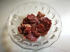 牛排解冻切成片，放入一克盐，半小勺黑胡椒粉，十毫升料酒，半勺玉米淀粉抓匀腌制十五分钟