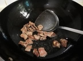 热锅热油放入牛肉划至半熟盛出来