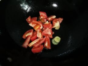 锅中余油放入番茄炒至出沙，放入一碗水烧开