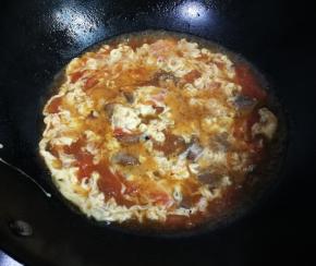 鸡蛋打散淋入锅中