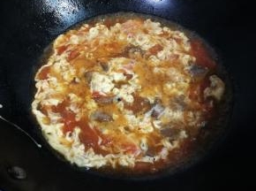 鸡蛋打散淋入锅中