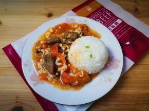 提前烧好米饭，一起盛盘