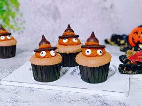依次做完的万圣节杯子蛋糕。