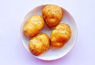 土豆不去皮洗净。