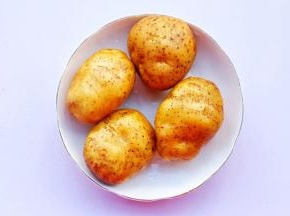土豆不去皮洗净。