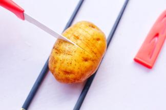 用筷子夹在底下，表面横竖切方格，不要切段。