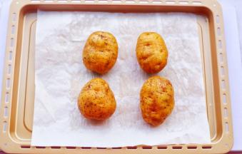 放入铺好油纸的烤盘，