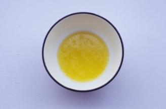 黄油加热融化。