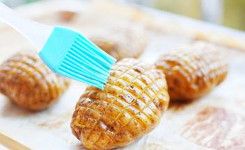 土豆上刷一层融化好的黄油，