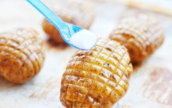 均匀撒上一层盐，