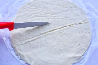 。手抓饼从冰箱取出裁掉4边呈长方形，分成6个大小均等的长方形。