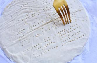 放入铺上油纸的烤盘，用叉子扎上洞洞，