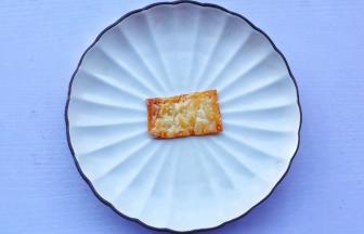 取一片放入盘中。