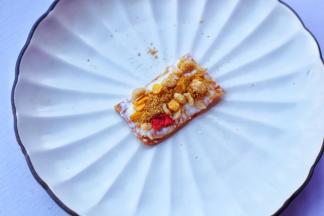 再铺上一层草莓缤纷水果麦片。