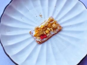 再铺上一层草莓缤纷水果麦片。