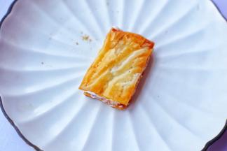 再放一层酥皮叠好。