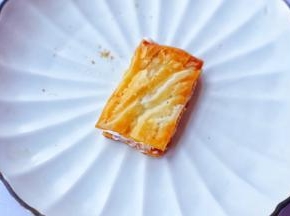 再放一层酥皮叠好。