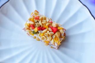 继续舀酸奶，撒肉松，铺麦片，依次重复叠加2次即可。