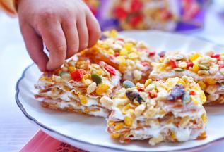 宝宝已经在偷吃了。