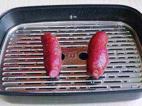 紫薯洗干净，切去两头，上锅隔水蒸熟。(大约15分钟)