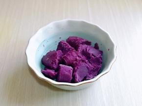 蒸熟的紫薯去皮，放入器具中。