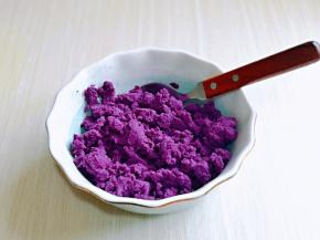 用小勺碾成紫薯泥，用料理机也可以，一定要细腻，那样口感才会好。