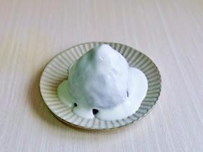 淋上准备好的酸奶。