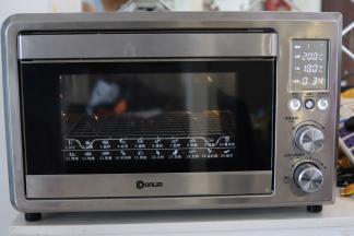 先预热烤箱，上火200度，下火180度，时间35分钟。