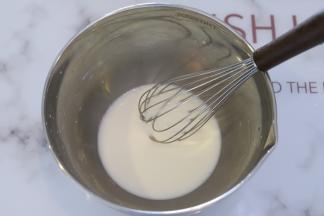 牛奶和糖一起倒入盆内，搅拌至糖化。