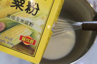 加入玉米淀粉，拌匀。