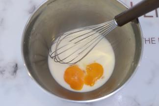 磕入蛋黄，拌匀。