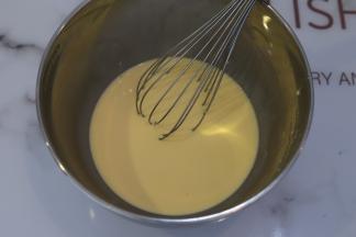 拌好的蛋挞液过筛。