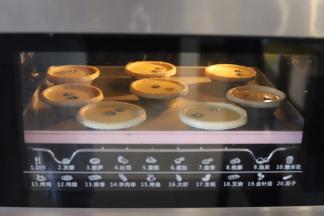 放入预热好的烤箱，烘烤时间为22分钟。