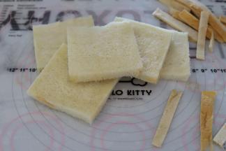 吐司片四周切掉边缘。