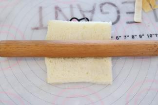 用擀面杖压平。