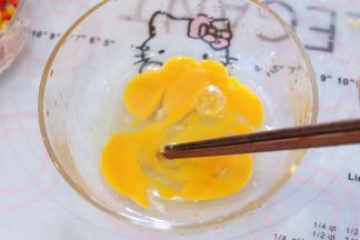鸡蛋打散。