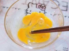 鸡蛋打散。