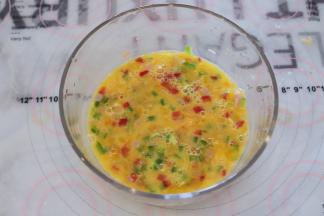 放入彩椒和培根粒，加入少许的盐调味。