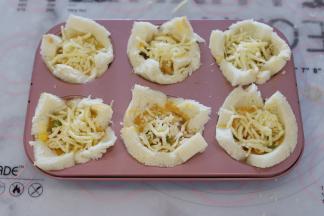 倒入吐司杯内，放上芝士碎。